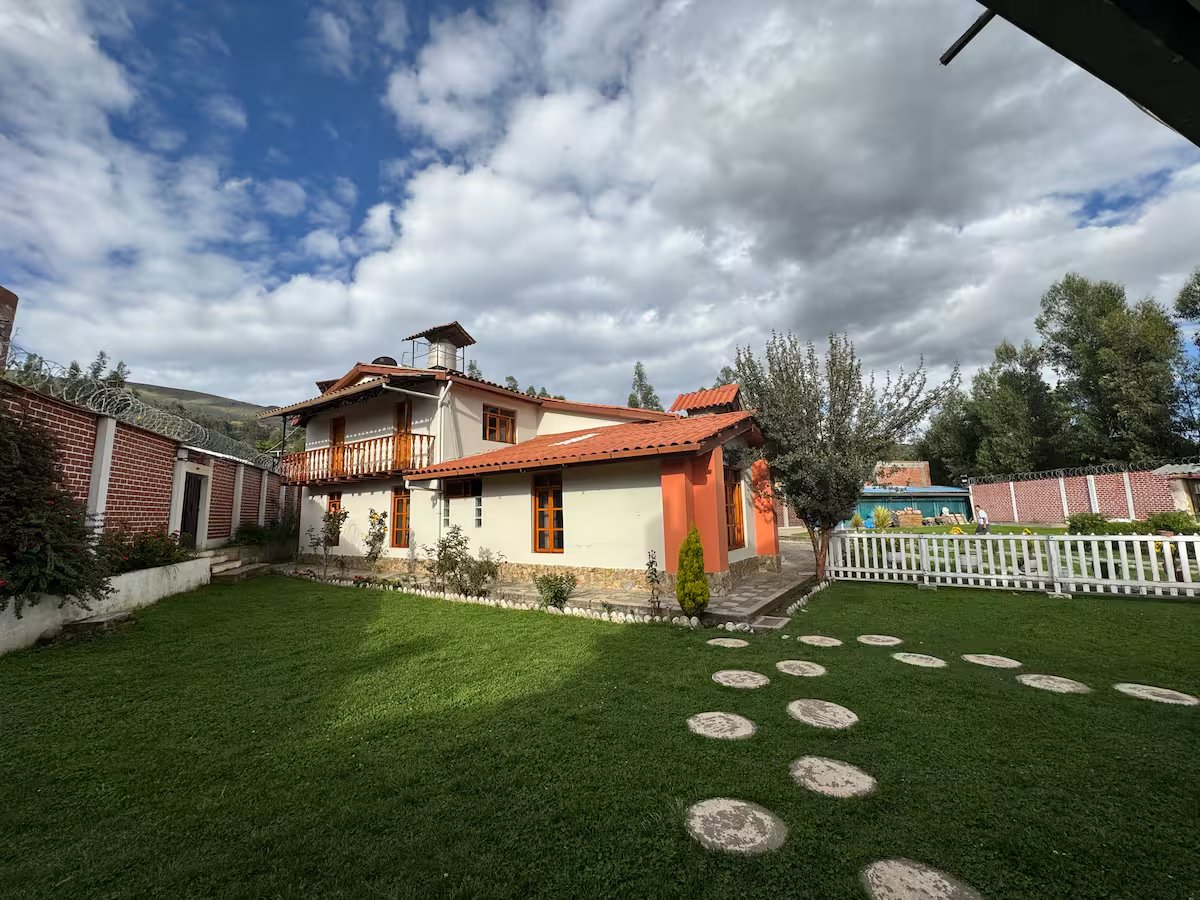 Fachada de la casa de LaunchMafia con jardín en Huancayo